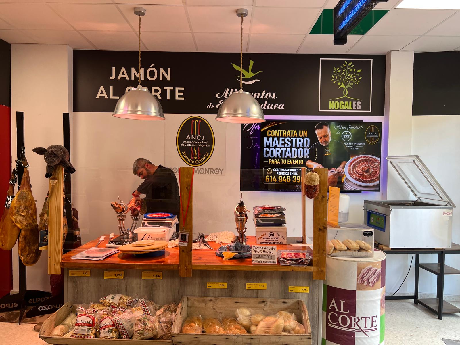 Mostrador de productos ibéricos y alimentación en La Mecha de Merche